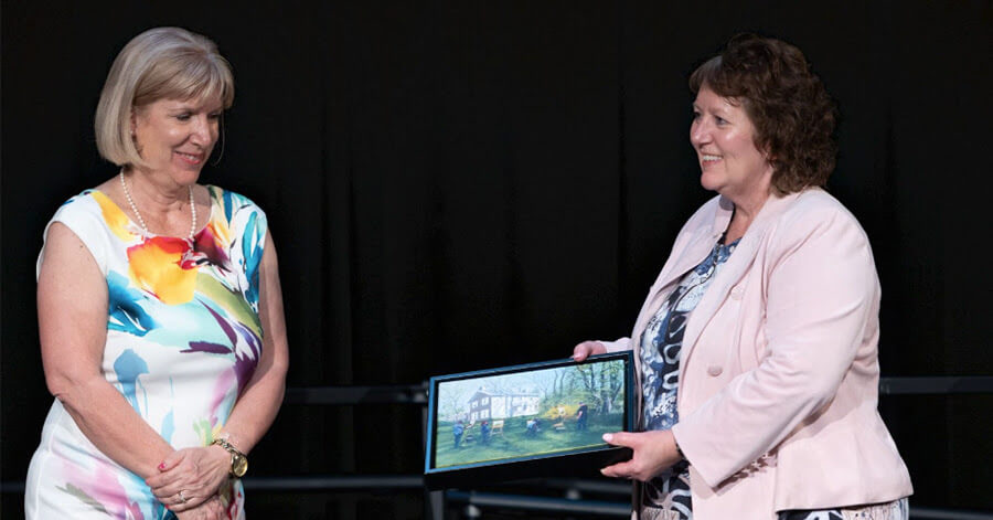 Village Media’s Liz O’Donnell presents the Arts, Culture & Heritage Award, sponsored by Oakville News, at this year’s Oakville Community Spirit Awards. 